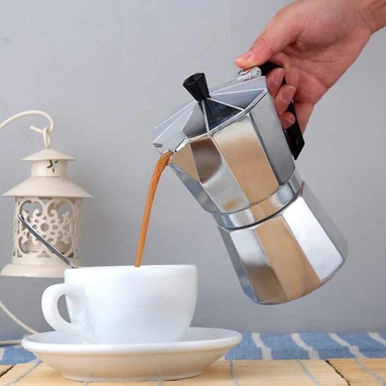 Cafetière italienne Itacaf verse un café dans une tasse blanche - Mon Univers Thé et Café