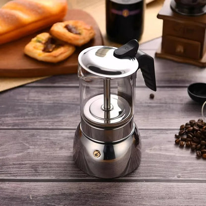 Cafetiere italienne moka Café Authentique sur table