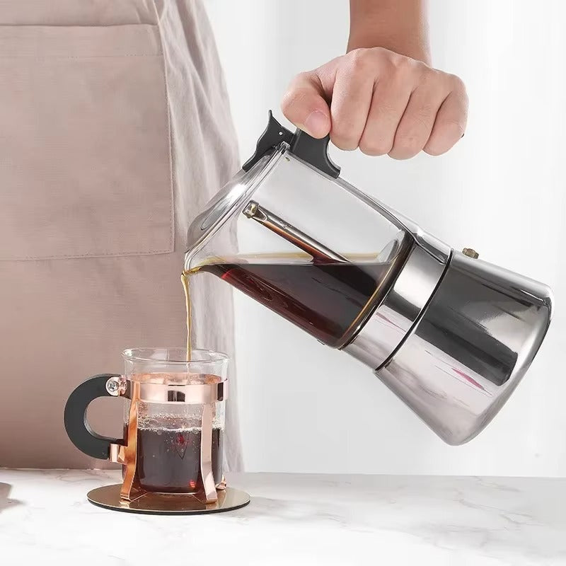 Cafetiere italienne moka Café Authentique femme verse café