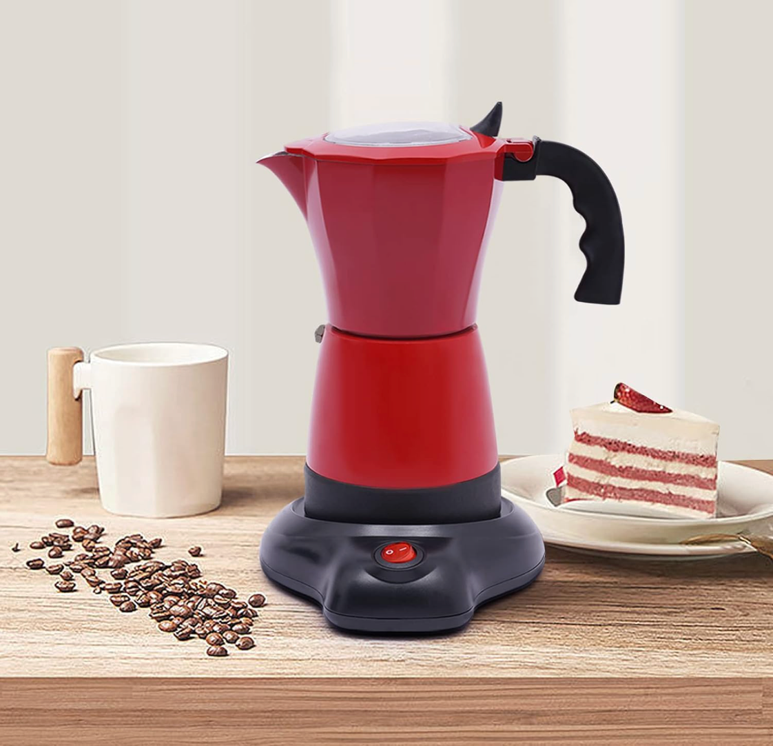 Cafetiere italienne electrique Roma Moka sur comptoir avec gâteau