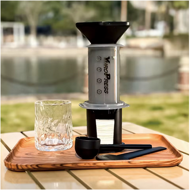 Cafetiere mobile Nomade sur plateau à l'extérieur