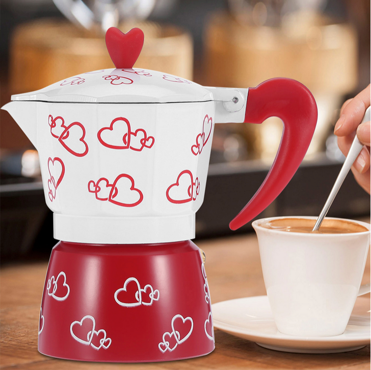 Cafetière moka BaristaHearts sur table avec café