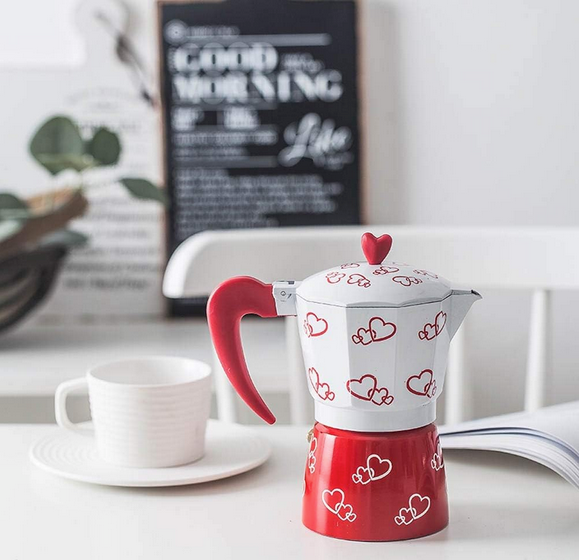 Cafetière moka BaristaHearts sur table avec tasse
