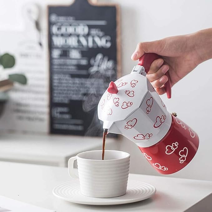 Cafetière moka BaristaHearts verse café dans tasse