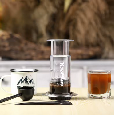 Cafetière nomade Expresso 3 min sur table extérieure avec tasse et verre