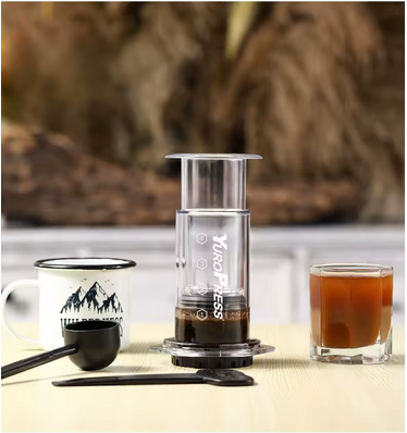 Cafetière nomade Expresso 3 min sur table extérieure avec tasse et verre