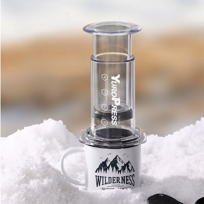 Cafetière nomade Expresso 3 min avec tasse sur la neige