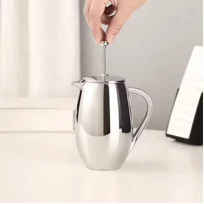 Cafetière piston Aromatic main qui baisse piston