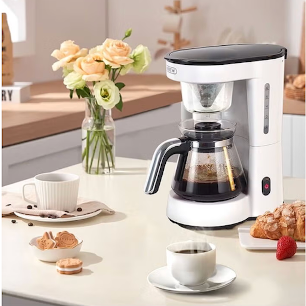 Cafetière Polyvalente blanche sur tabler avec café