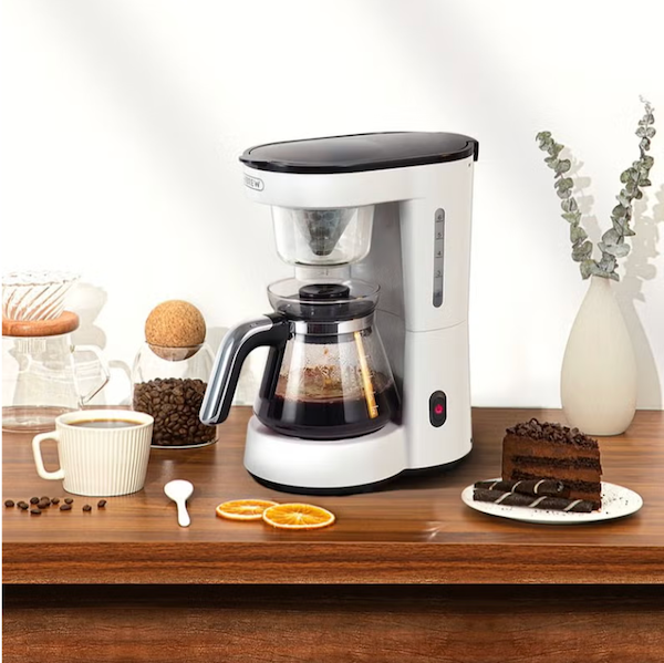 Cafetière Polyvalente blanche sur table avec café et gateau