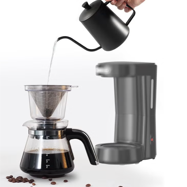 Cafetière Polyvalente noire reçoit eau pour faire le café