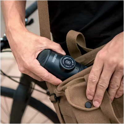 Cafetière portable Aventure Nomade dans un sac en bandoulière