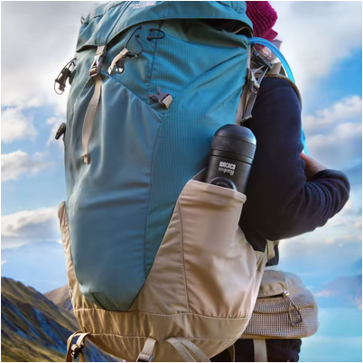 Cafetière portable Aventure Nomade dans un sac à dos