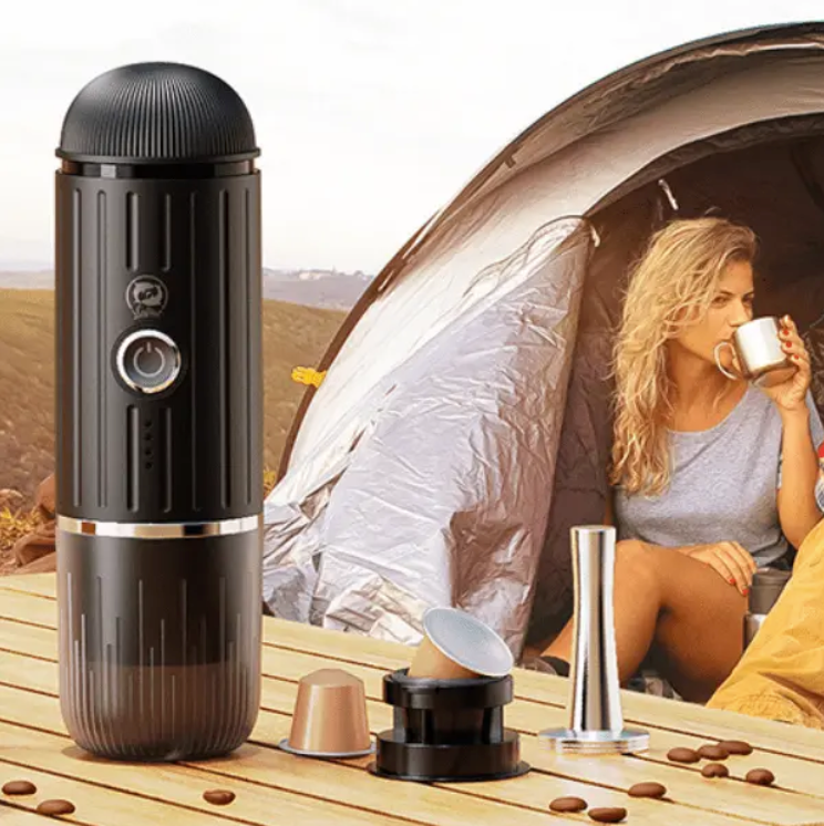 Cafetiere portable Espresso 19Bar sur table devant une tente