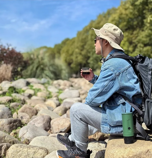 Cafetière portable Express35 homme déguste son café dans la nature