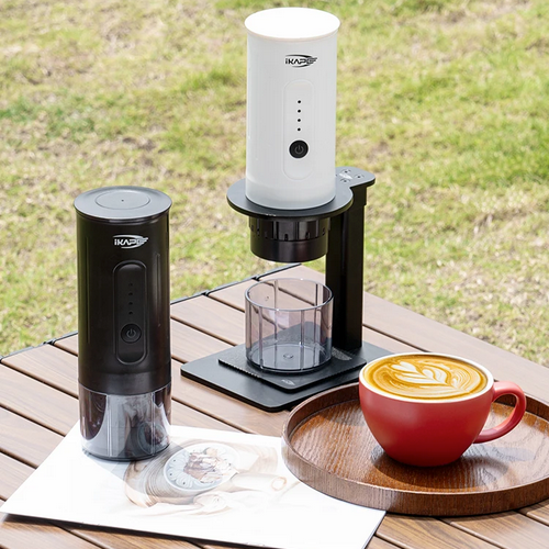 Cafetière portable Express35 sur table extérieure