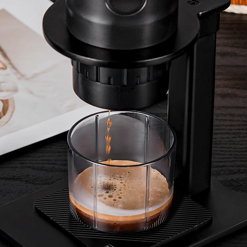 Cafetière portable Express35 verse café