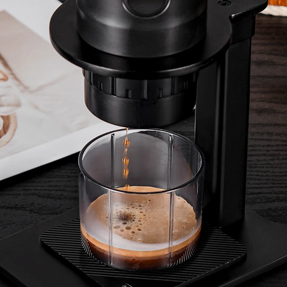 Cafetière portable Express35 verse café