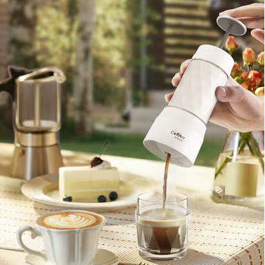 Cafetiere portable Expresso Nomade verse café dans tasse
