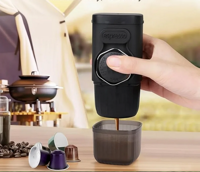 Cafetière portative Espresso Portable noire verse un café