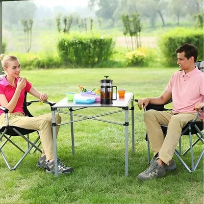 Cafetiere poussoir RapidCafé sur table de camping avec femme et homme