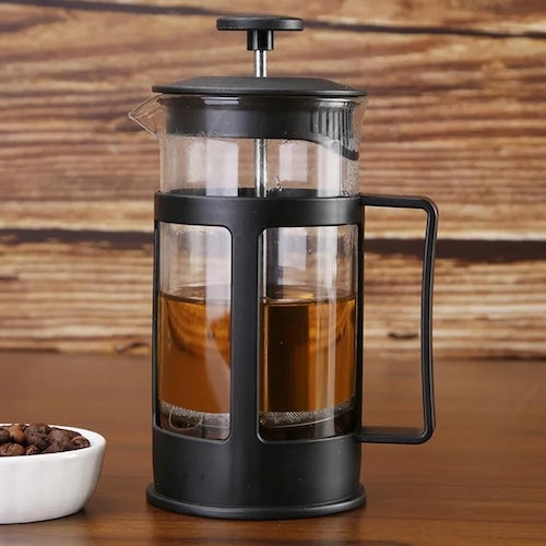 Cafetiere poussoir RapidCafé rempli da café sur un comptoir