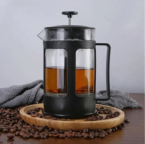 Cafetiere poussoir RapidCafé sur un plateau avec grains de café