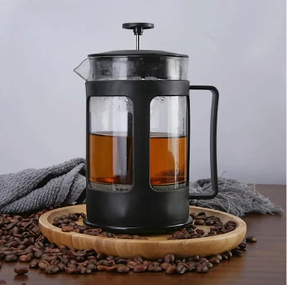 Cafetiere poussoir RapidCafé sur un plateau avec grains de café