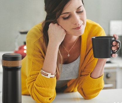 Cafetiere presse Nomade Isotherme femme boit
