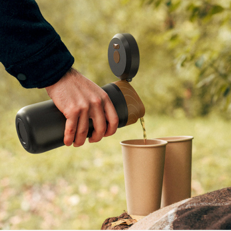Cafetiere presse Nomade Isotherme verse café dans verres
