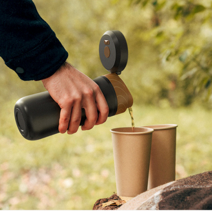 Cafetiere presse Nomade Isotherme verse café dans verres