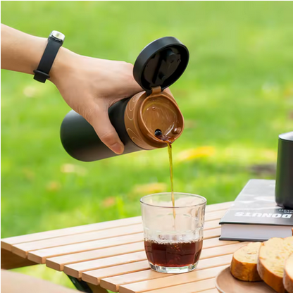 Cafetiere presse Nomade Isotherme verse café