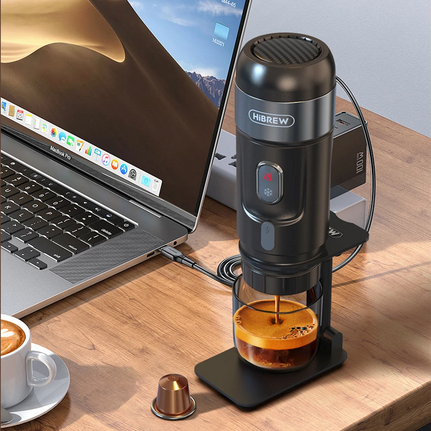 Cafetiere rechargeable Barista Mobile sur bureau avec ordinateur