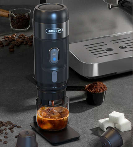 Cafetiere rechargeable Barista Mobile coule un café sur comptoir
