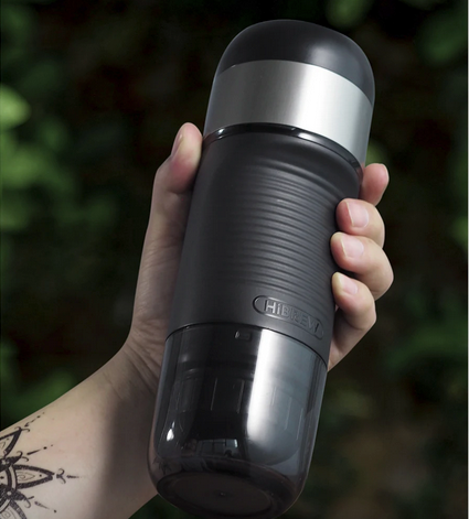 Cafetiere rechargeable Barista Mobile tenue en main