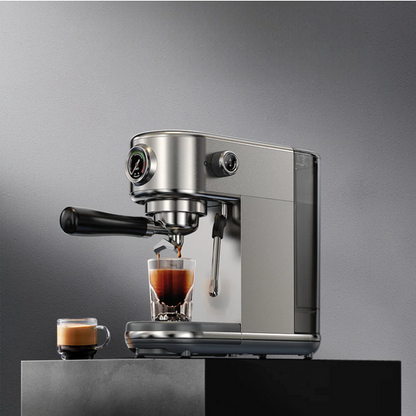 Cafetiere semi-automatique verse café deuxième tasse