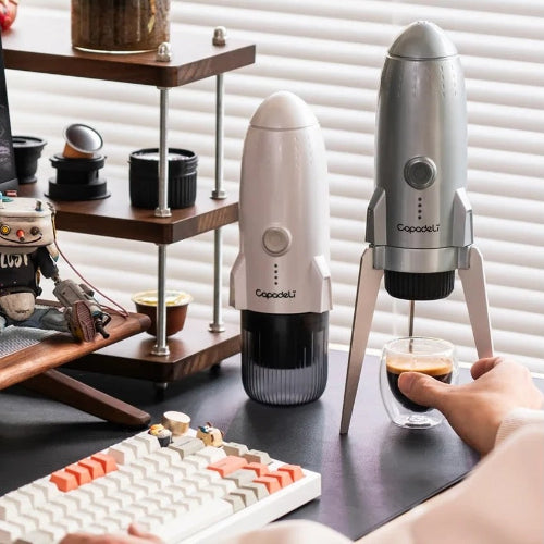 Cafetière transportable Pro Portable sur un bureau avec ordi