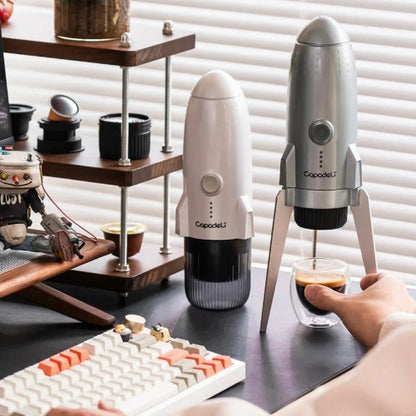 Cafetière transportable Pro Portable sur un bureau avec ordi