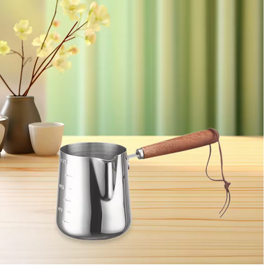 Cafetière turc - Arômes Turc - sur table avec fleurs