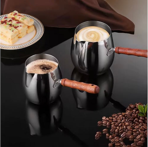 Cafetiere turc TurcAuthentic sur table avec gâteaux