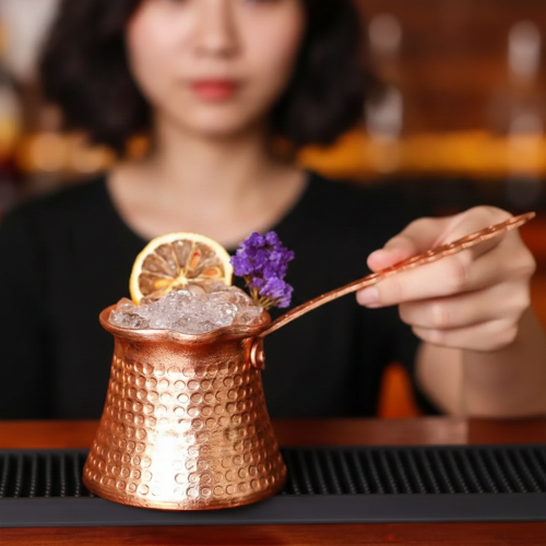 Cafetiere turque Cezve Ibrik contenant un cocktail glacé