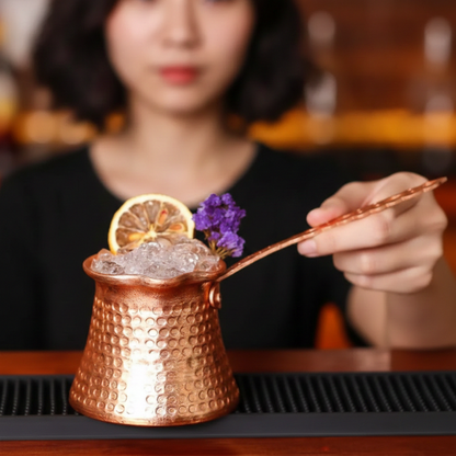 Cafetiere turque Cezve Ibrik contenant un cocktail glacé
