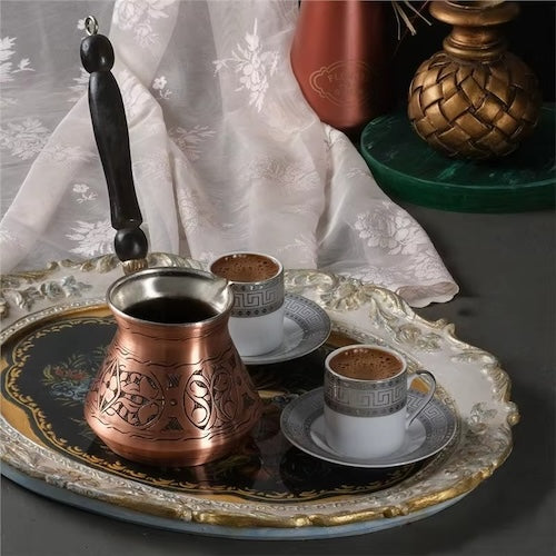 Cafetière truque Cuivre Artisanal sur un plateau avec deux tasses de café
