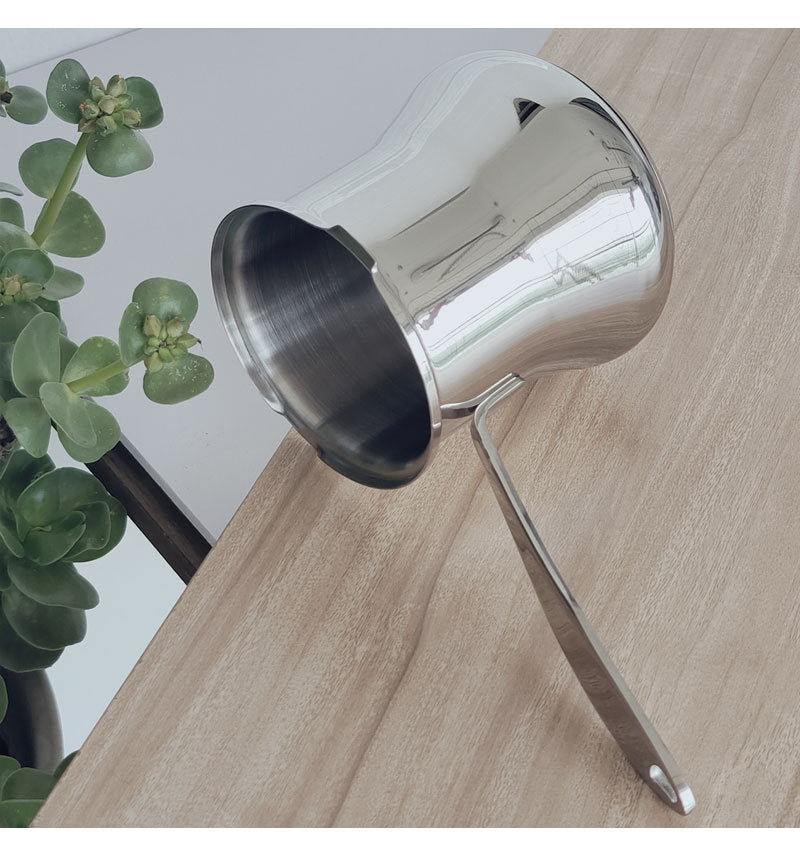 Cafetiere turque Inox Tradition couchée sur table
