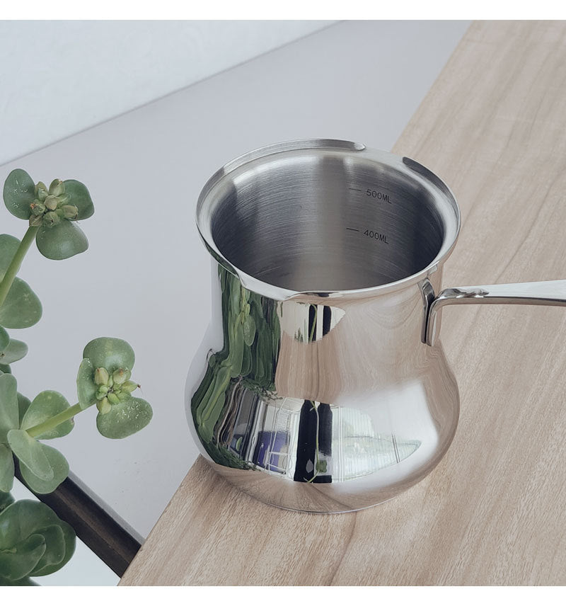 Cafetiere turque Inox Tradition près d'une plante