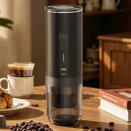 Cafetiere USB Espresso Voyageur sur table avec café