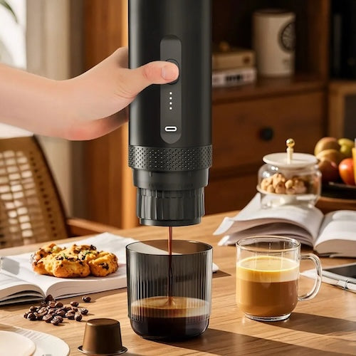 Cafetiere USB Espresso Voyageur verse café dans tasse sur table