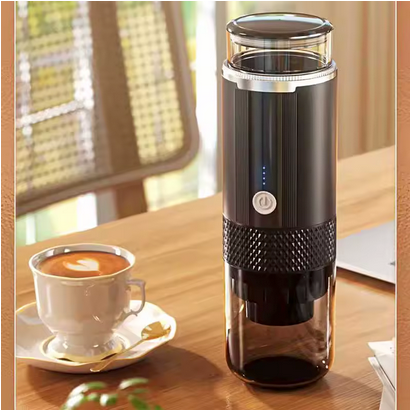 Cafetiere USB Nomade Rechargeable sur table avec café