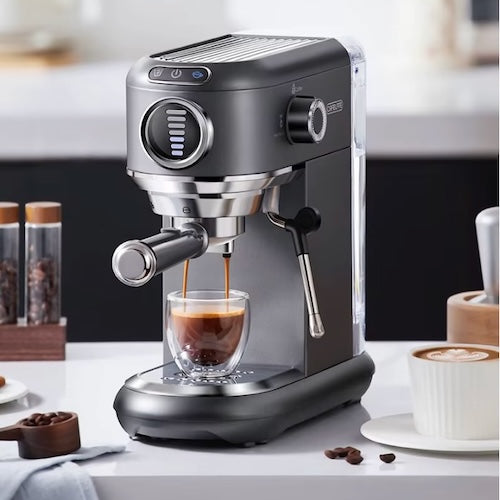 Cafetière expresso EspressoPro 19bars sur un comptoir verse un café