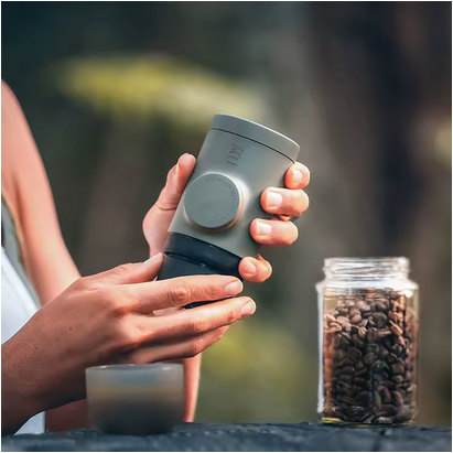 Cafetiere portable Espresso Sublime femme tient sa cafetiere